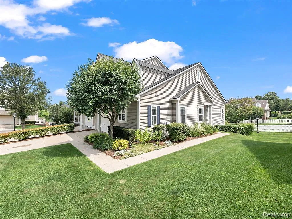 3 bed, 3.5 bath, 3038 sqft, $2,800 — Photo 3