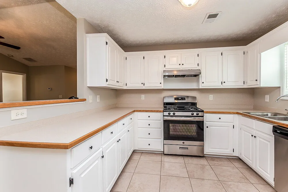 3 bed, 2.0 bath, 1292 sqft, $1,770 — Photo 4