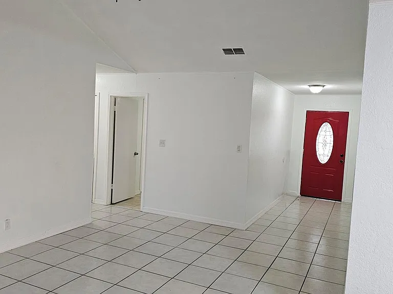 94 Laura Ln — Photo 2