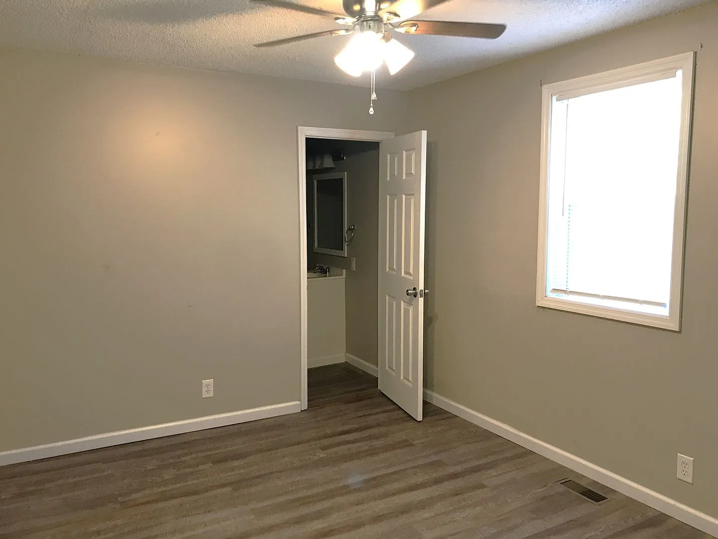 Great 3 Bedroom 2 Full Bath Home in Murfreesboro! — Photo 4
