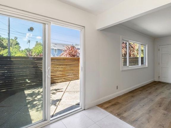 5th image of 501 S Fremont St APT 4