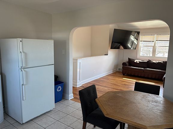 5th image of 533 W Kings Hwy Floor 2