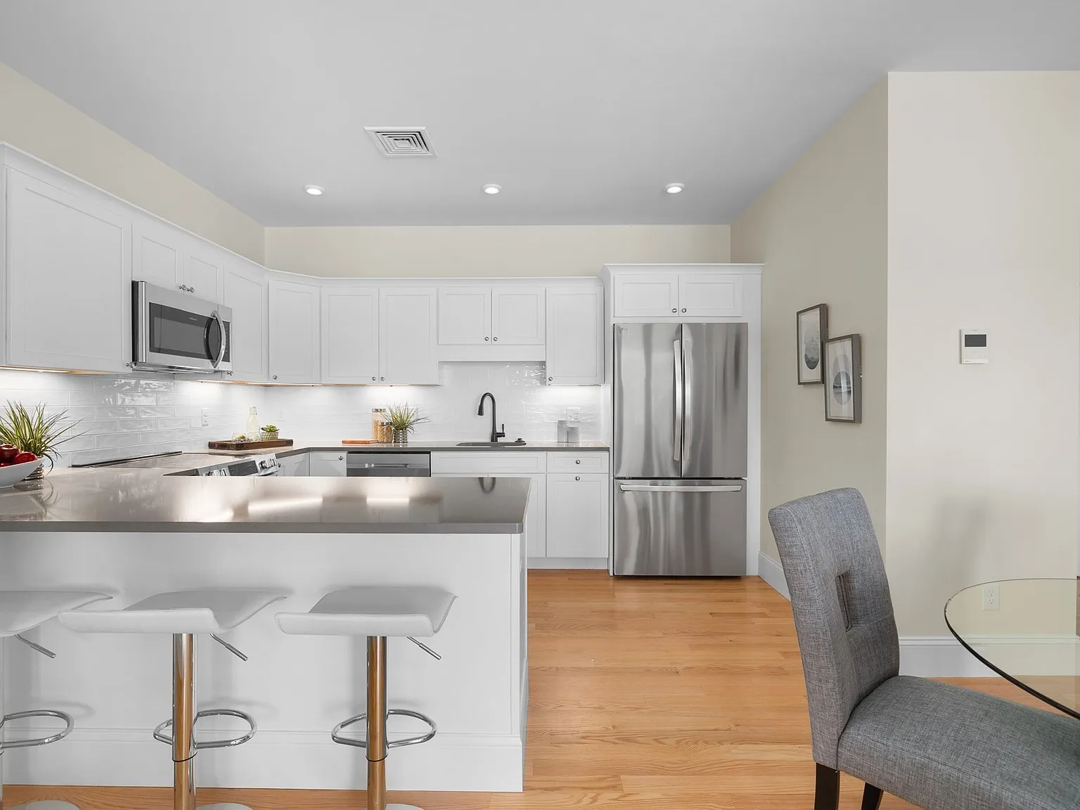 2 bed, 2.0 bath, 1141 sqft, $3,200 — Photo 2