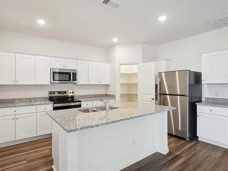 2200 Meadow Park Dr — Photo 6