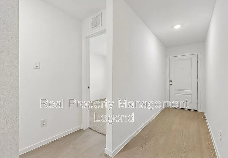 216 Asterwood Ln — Photo 5