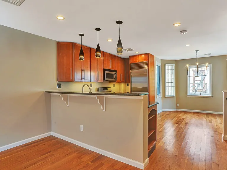 531 Court St — Photo 6