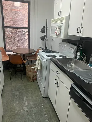 Rented by M.Grossman R.E. Management | media 15
