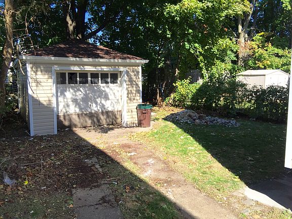 3rd image of 20935 Bardwell Ave
