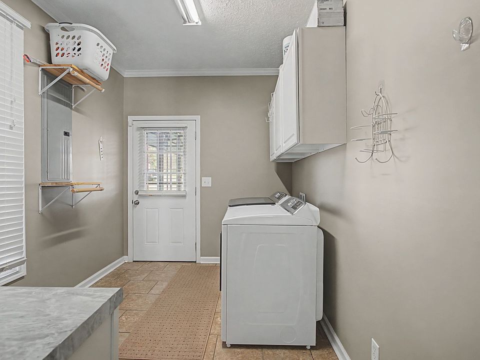 19th image of 327 Stoneybrook Rd