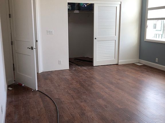 3rd image of 215 Chateau La Salle Dr