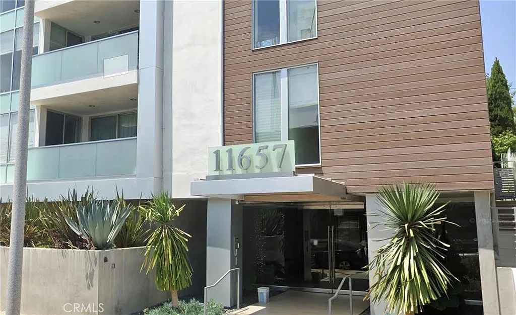 1 bed, 1.5 bath, 910 sqft, $3,800 — Photo 1