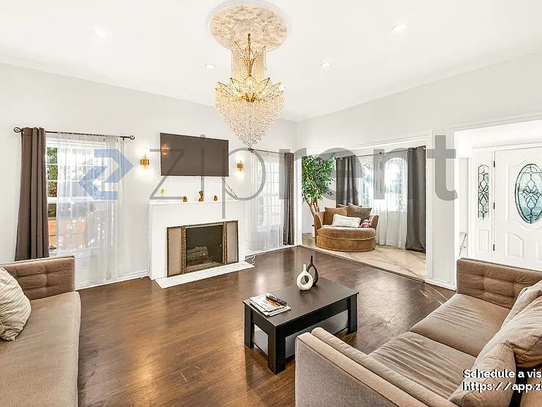 138 N Hamel Dr — Photo 1