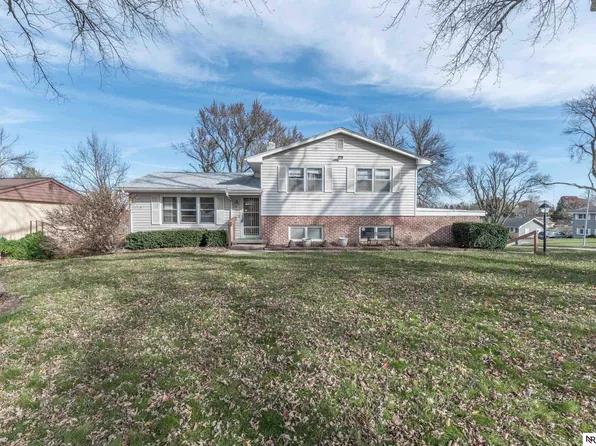10602 Hilltop Rd, Omaha, NE 68134