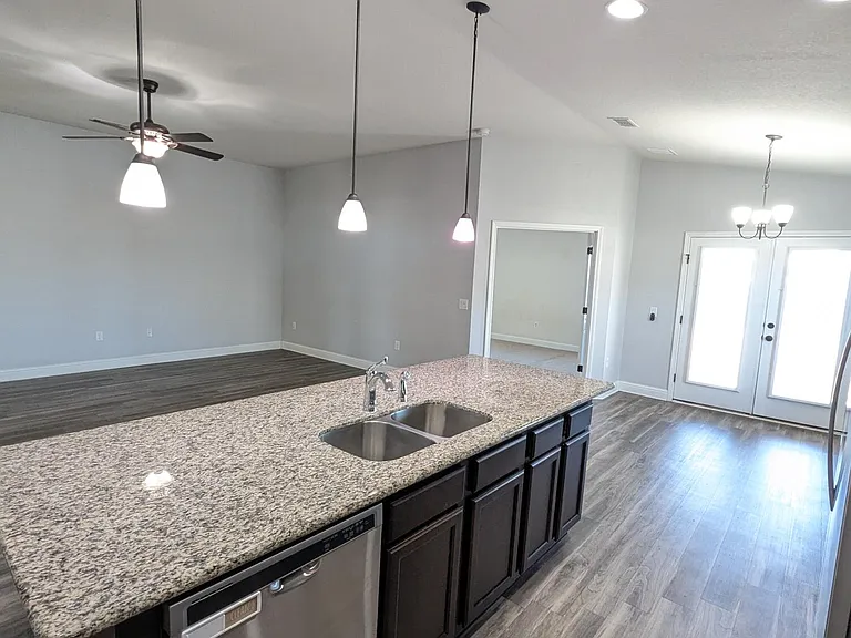 2401 Spur Ln — Photo 16