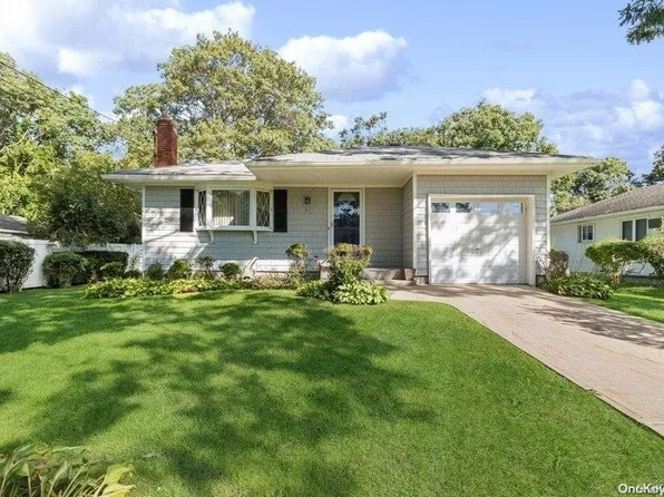 41 Pearl Avenue, Holtsville, NY 11742