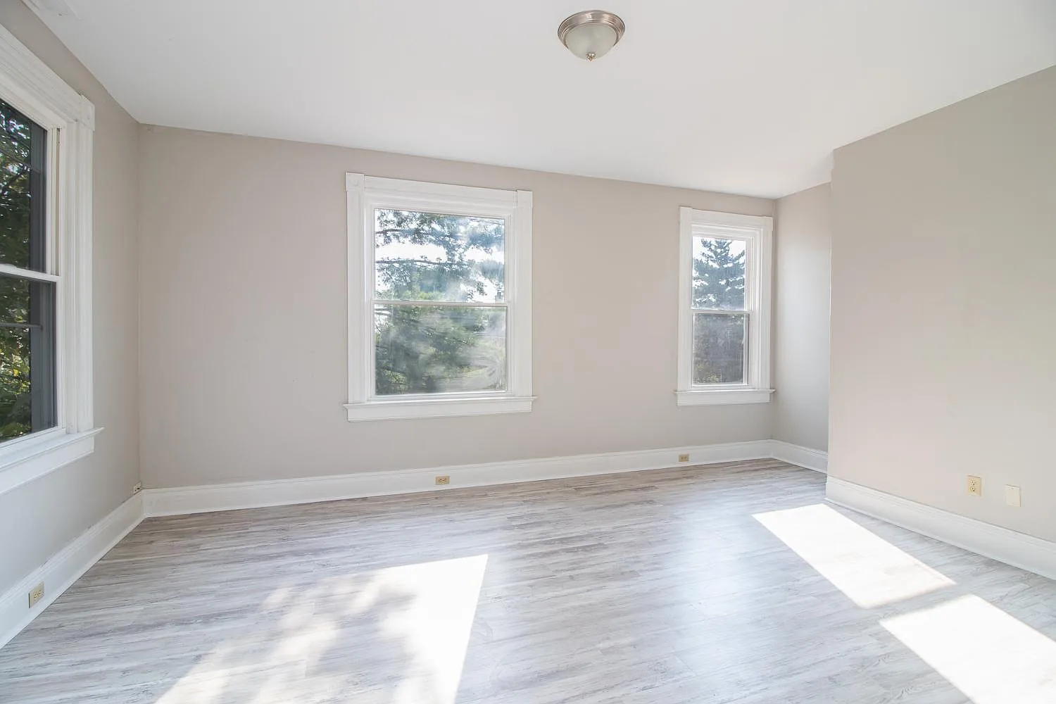 3 bed, 1000 sqft, $1,350 — Photo 3