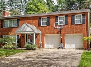 22 Hearthstone Dr, Pittsburgh, PA 15235