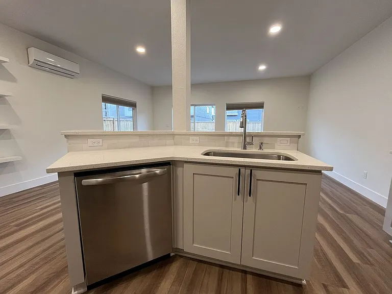 2875 S Magnolia Dr — Photo 10