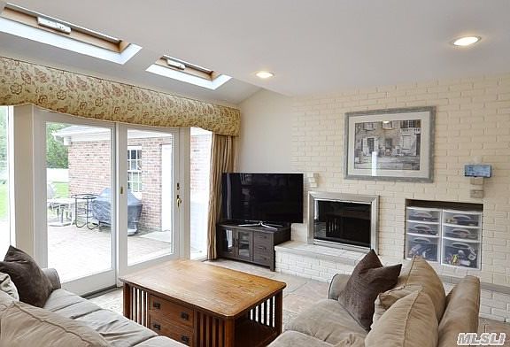 2nd image of 126 Burrs Ln