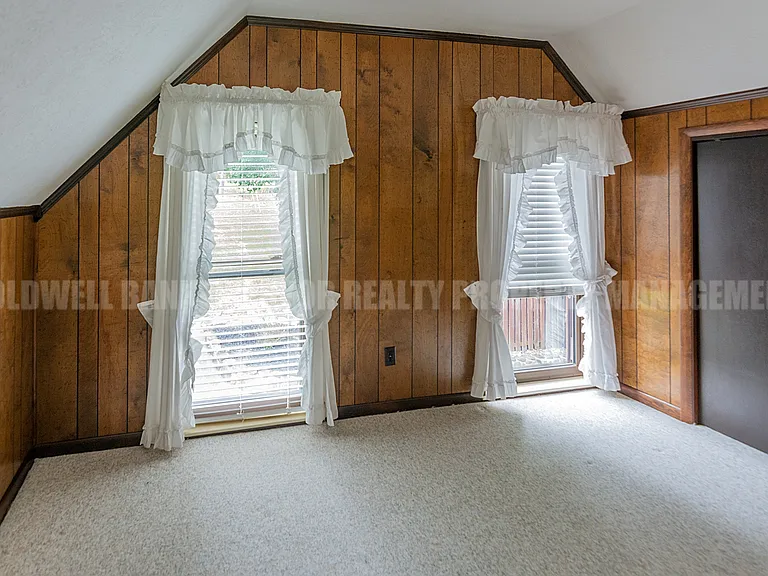 165 Lakeshore Ct — Photo 40