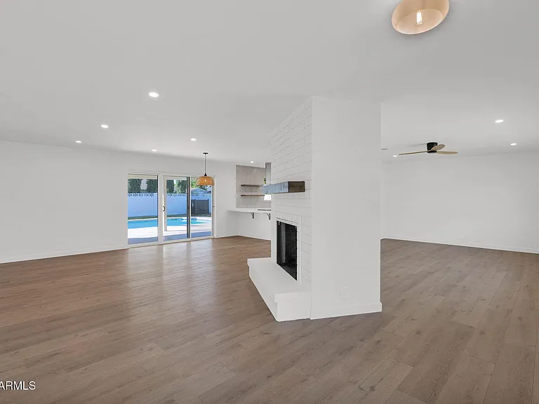 501 W Seldon Ln — Photo 10
