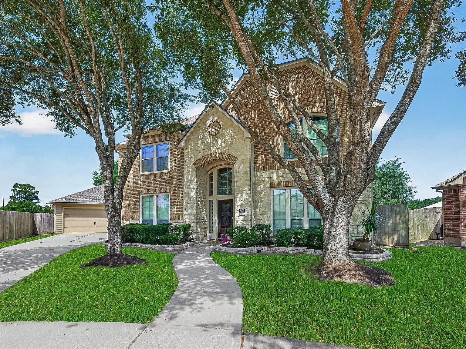 4 bed, 3.5 bath, 3514 sqft, $2,800 — Photo 2