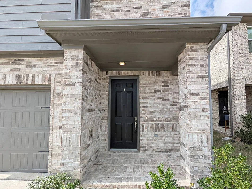 4 bed, 2.5 bath, 2165 sqft, $2,300 — Photo 3