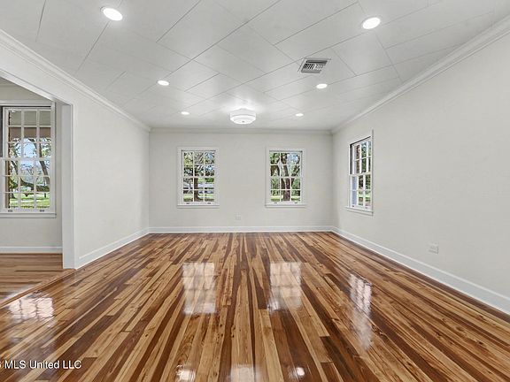 5th image of 400 Manila St
