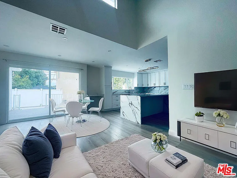 22131 Victory Blvd — Photo 7