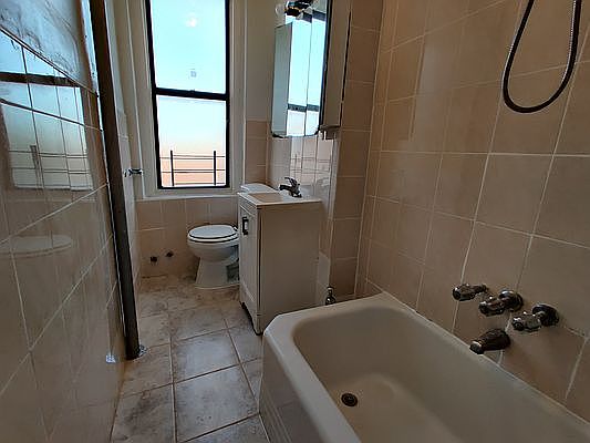 2nd image of 2875 Bainbridge Ave #2C