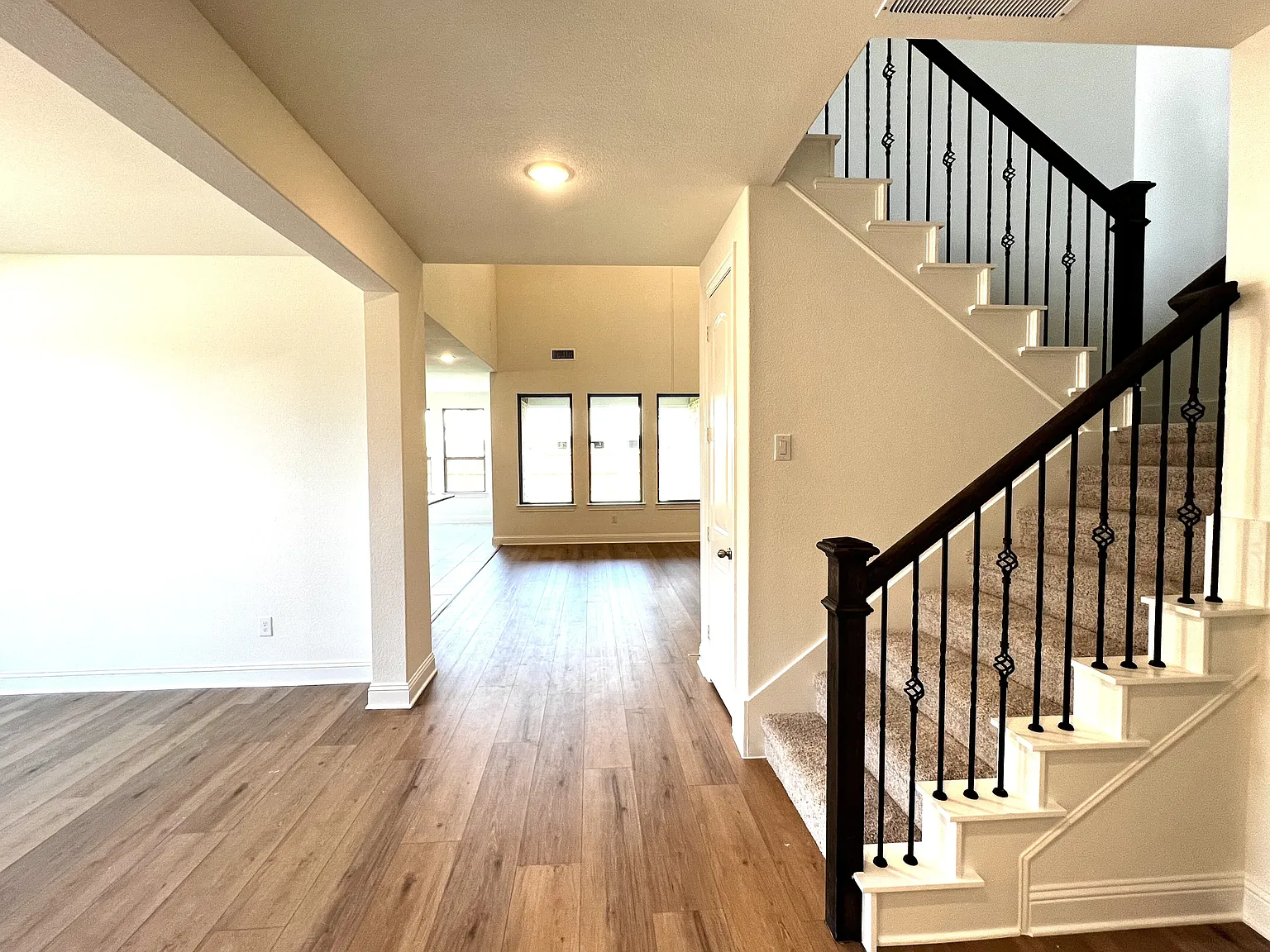 4 bed, 3290 sqft, $3,100 — Photo 4