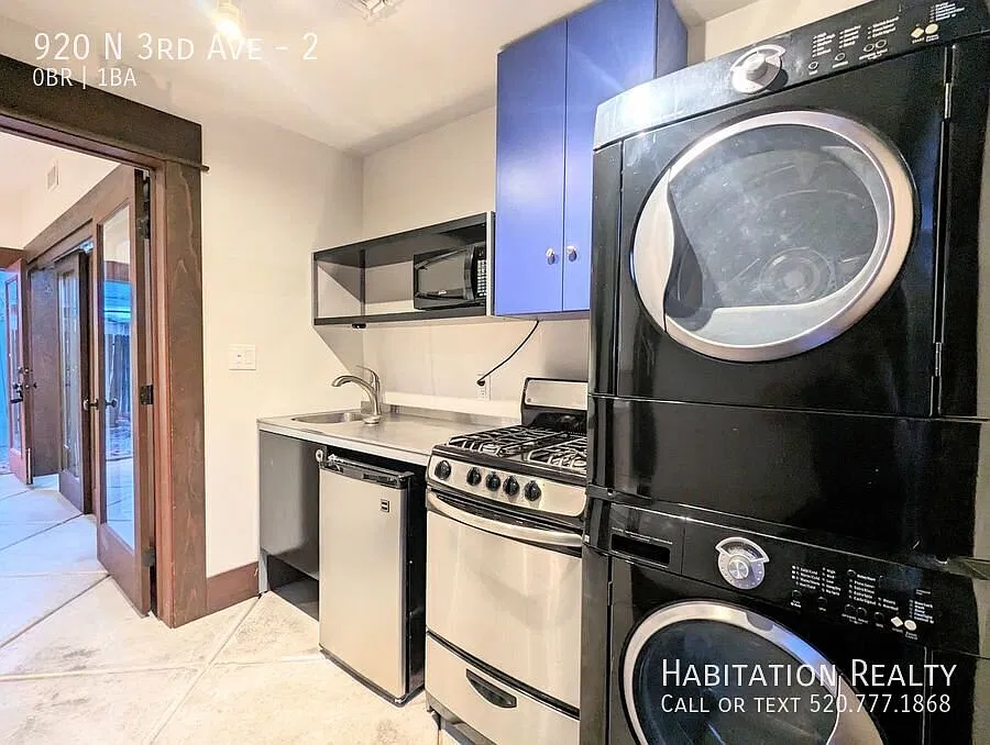 West University Area, modern Studio/1Bath, with a shared yard and parking! — Photo 1