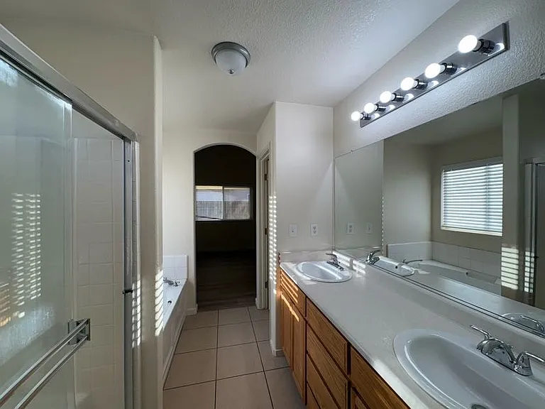 2443 N Shoemaker Ave — Photo 15