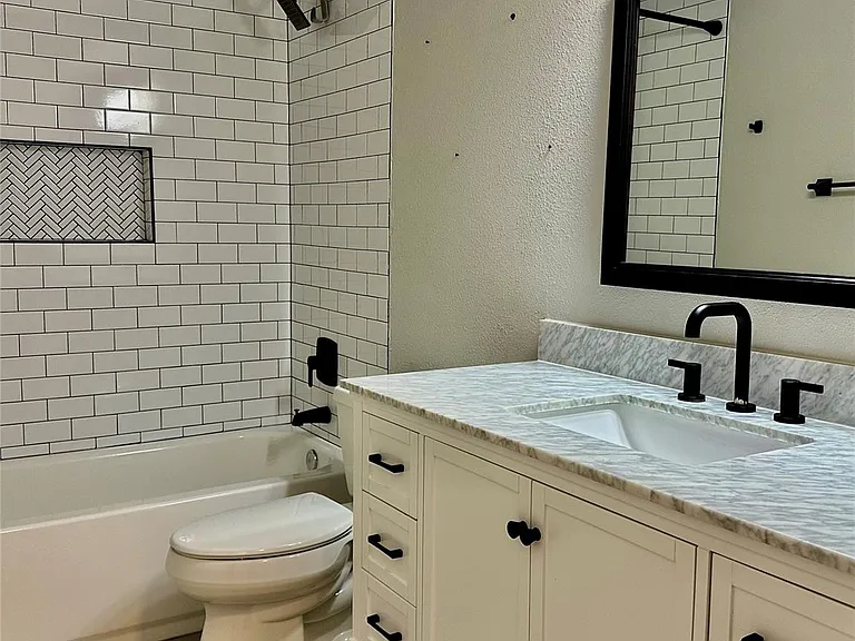 2414 Manila Ln — Photo 8