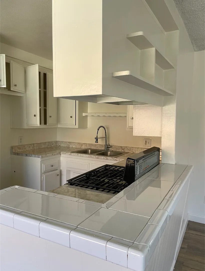 Large 2 bedroom 1 bath Apartment with private balcony. — Photo 1