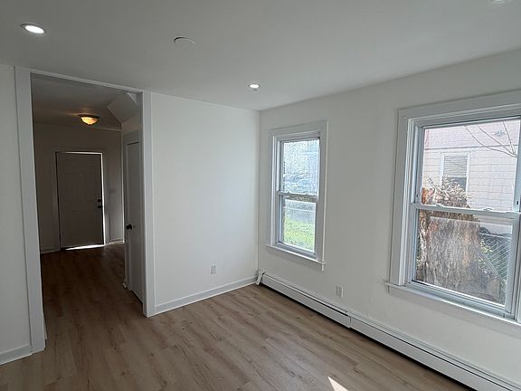3rd image of 142 Cowles St