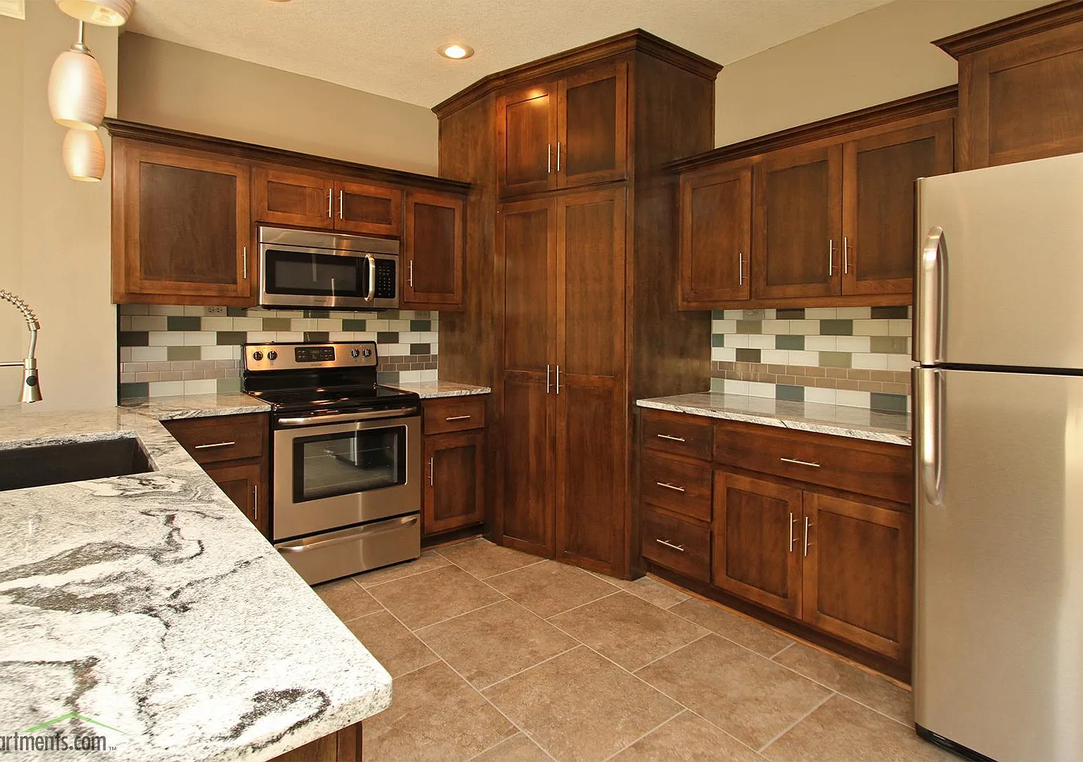 3 bed, 2.5 bath, 1950 sqft, $2,300 — Photo 4