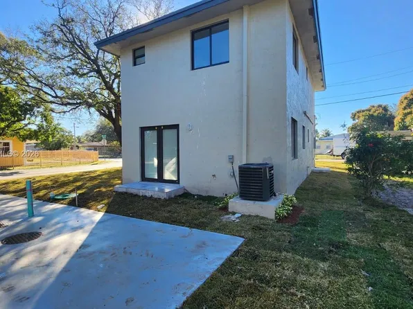 2934 NW 44th St, Miami, FL 33142