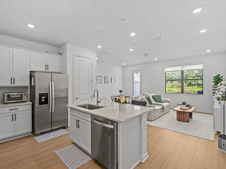 276 SW Sally Way — Photo 8