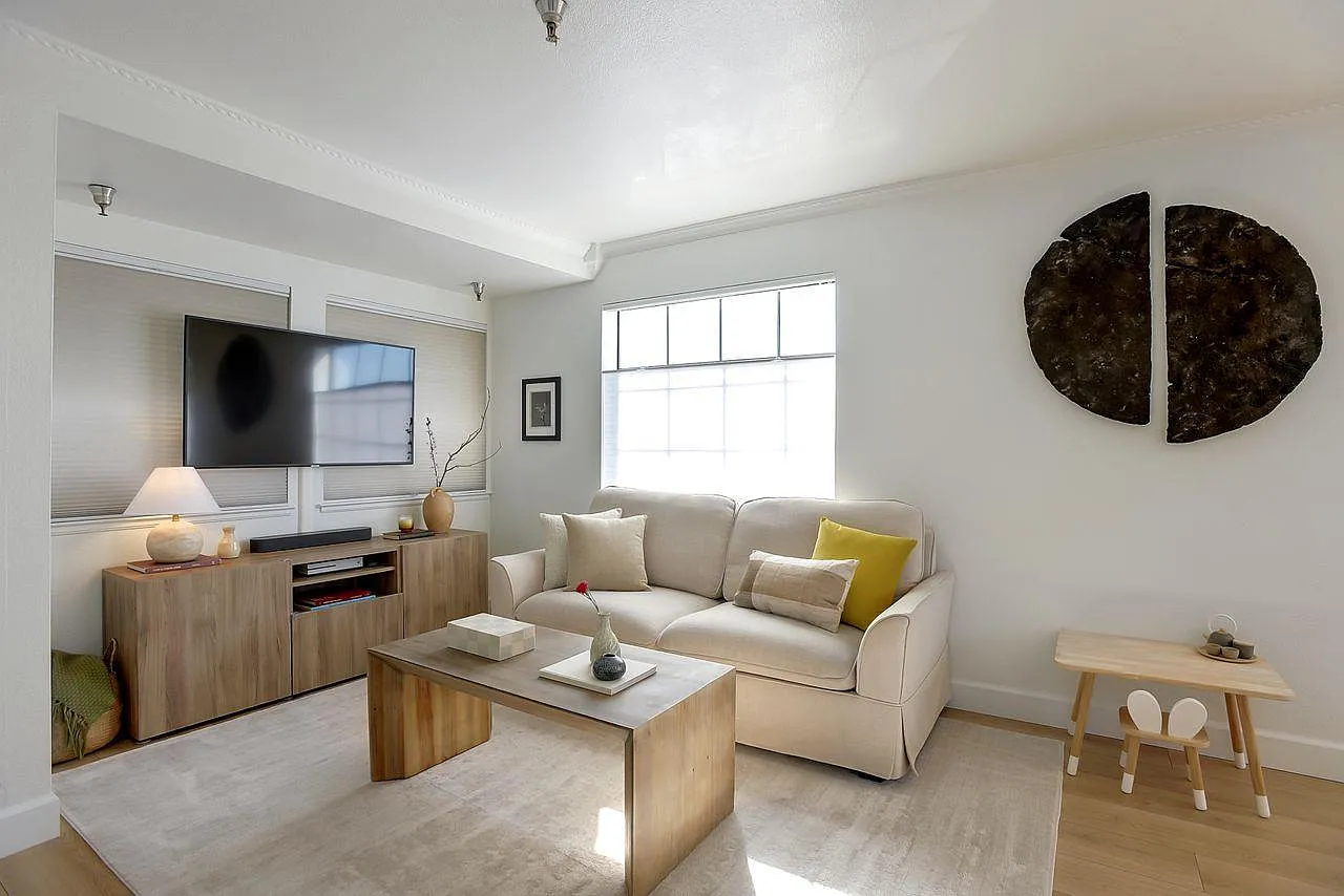 2 bed, 750 sqft, $3,200 — Photo 2