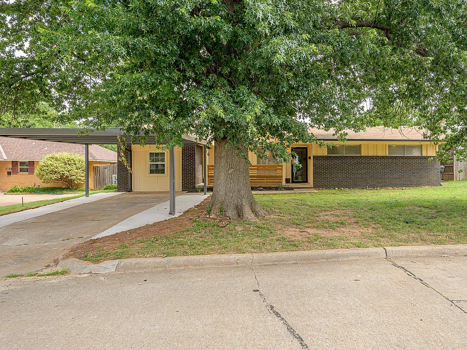 1021 W Woodcrest Dr