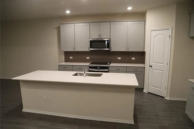 4 bed, 2.5 bath, 2715 sqft, $2,595 — Photo 4