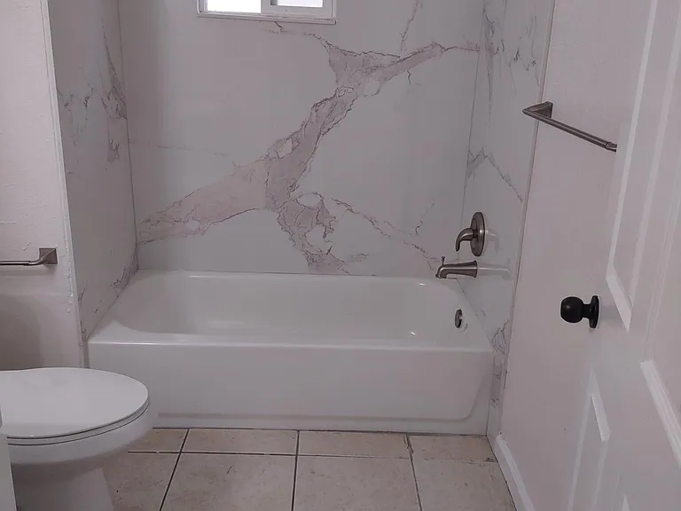 Hallway Bathroom - between 2 bedrooms
