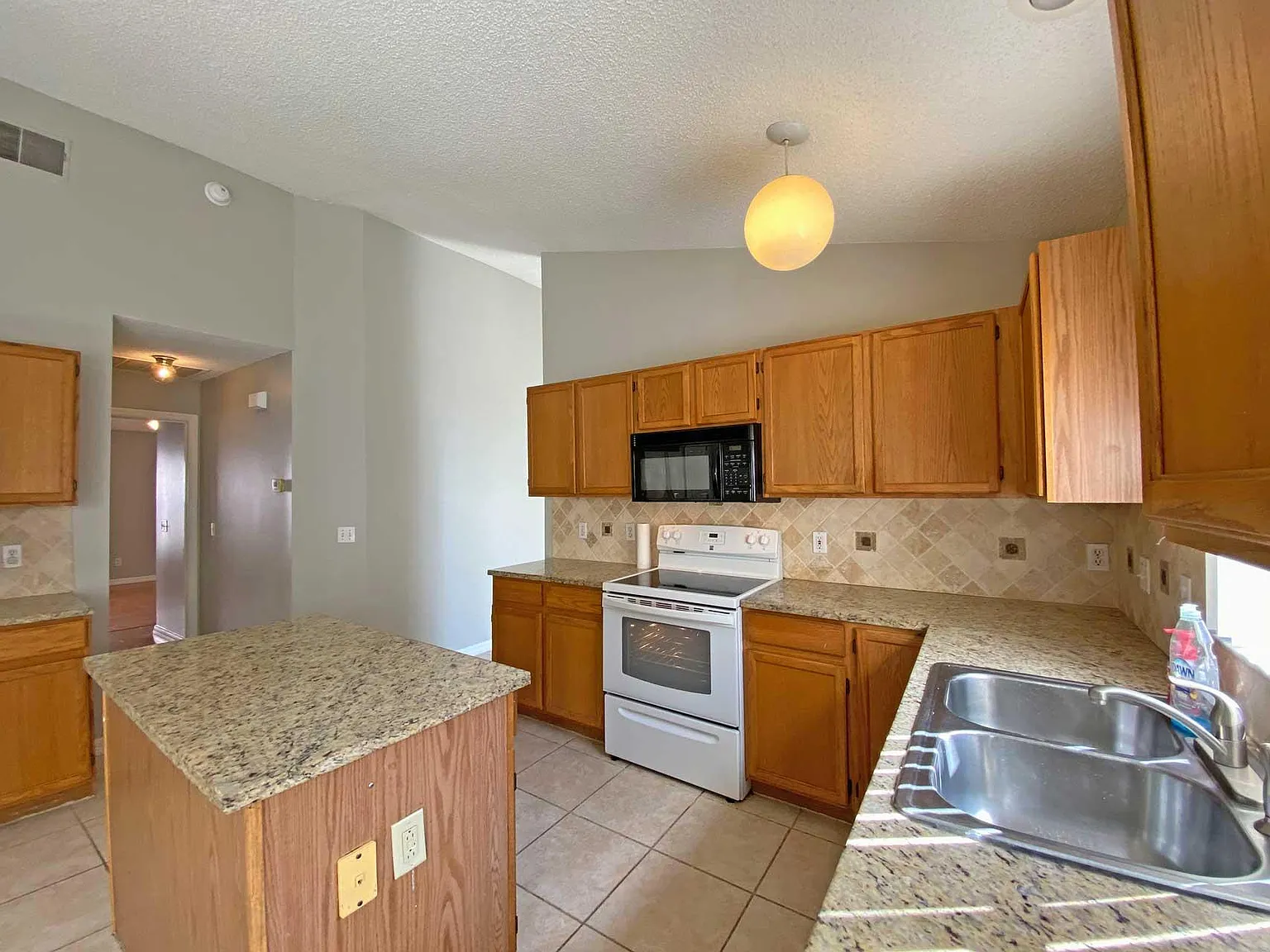 4 bed, 1955 sqft, $2,450 — Photo 4