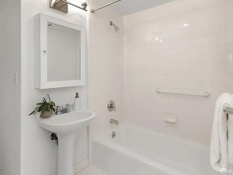 1880 Steiner St #208 — Photo 14