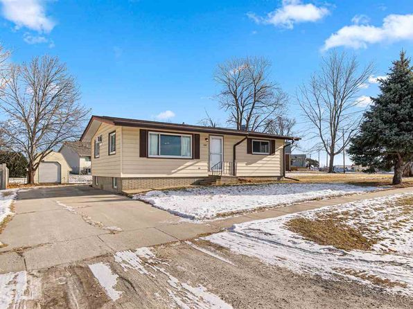 840 S Dubuque St, Solon, IA 52333