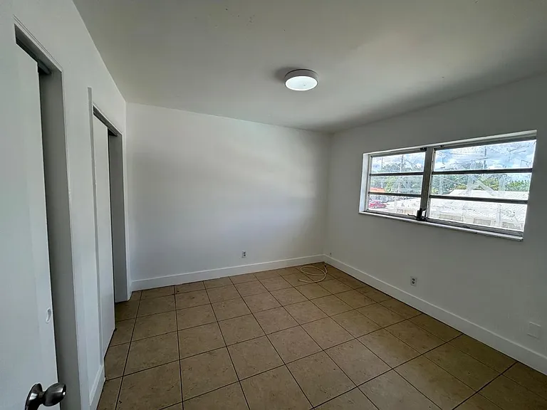 920 SE 2nd Ave — Photo 2