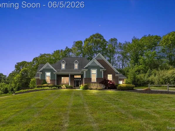 7707 Darcy Ln, Clarkston, MI 48348