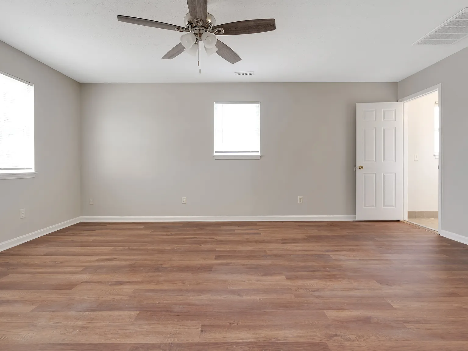 3 bed, 923 sqft, $1,450 — Photo 2