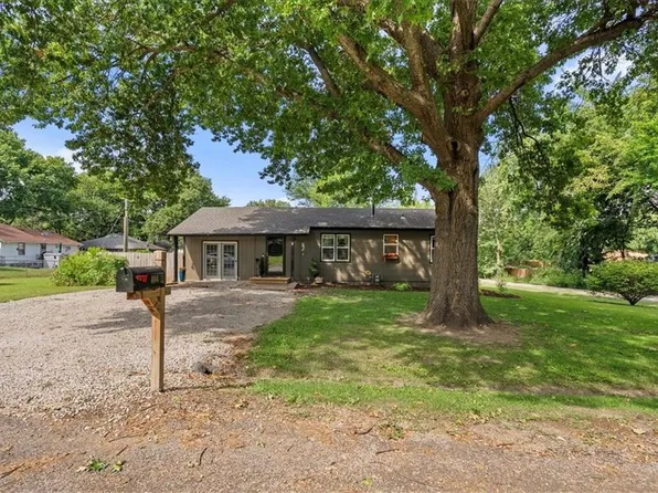 404 W 3rd St, Peculiar, MO 64078